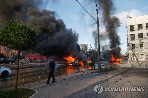 사진은 지난 10일(현지시간) 우크라이나 수도 키이우 시내에 러시아군의 미사일 공격으로 인한 화재가 발생하고 있는 모습. 키이우=로이터 연합뉴스